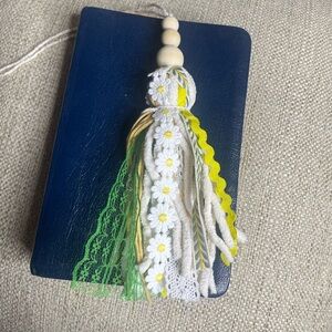 Bible / Book Tassell Daisy neutral / green yellow